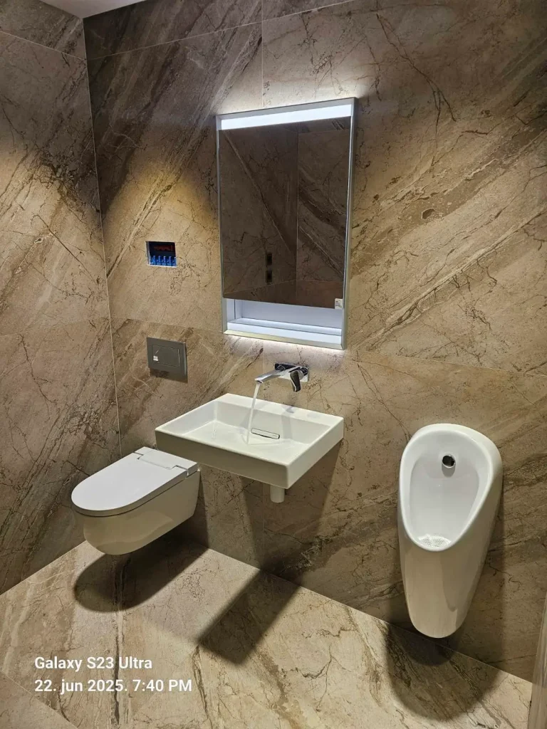 Geberit AquaClean Alba tuš wc i Geberit ONE umivaonik i ogledali i pisoar